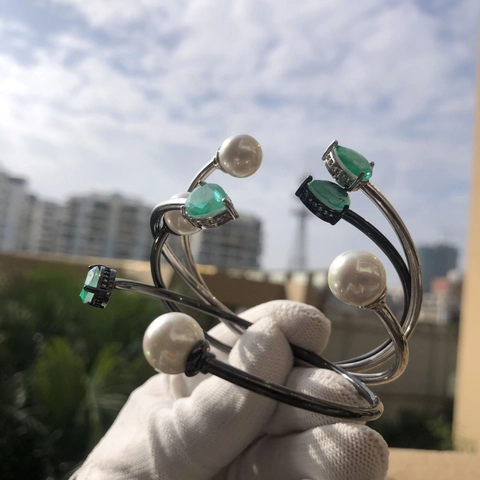 Brazalete Abierto de Cobre Vintage Con Diamante de Imitación Verde en Forma de Pera y Perla Artificial Joyería de Moda