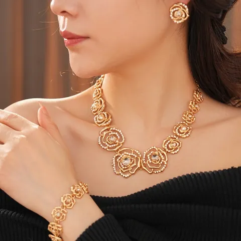 Set Di Gioielli Rosa Traforata Collana Bracciale Orecchini Strass Lega Floreale Elegante Stile Vintage Per Donna Con Perno In Argento