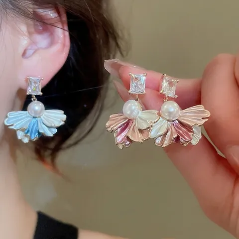 Orecchini Pendenti Eleganti A Forma Di Petalo A Ventaglio Con Imitazione Perla Artificial Zircone Lega E Perno In Argento Dolce