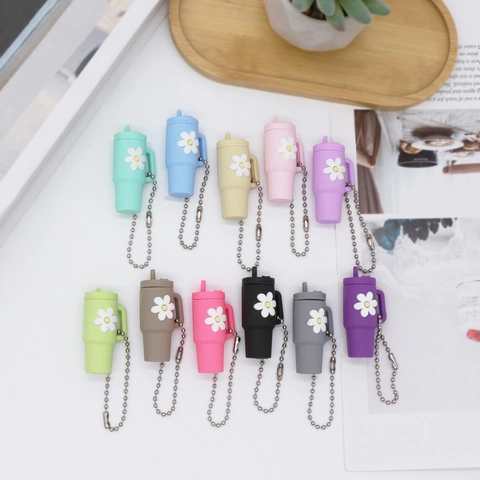 Mini Becher Schlüsselanhänger PVC Weichgummi Silikon Gänseblümchen Schmetterling Süßer Taschenanhänger Rucksack Deko