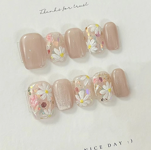Press On Nails Katzenaugeneffekt Rosa Nude Blumendesign Kurze Ballettform Falsche Nagelspitzen Glänzend Süßer Stil
