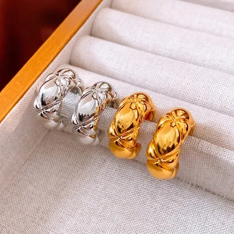Markante C-Förmige Creolen Mit Silbernen Ohrsteckern 18K Vergoldetes Kupfer Gesteppte Textur Retro Minimalistisch Damen