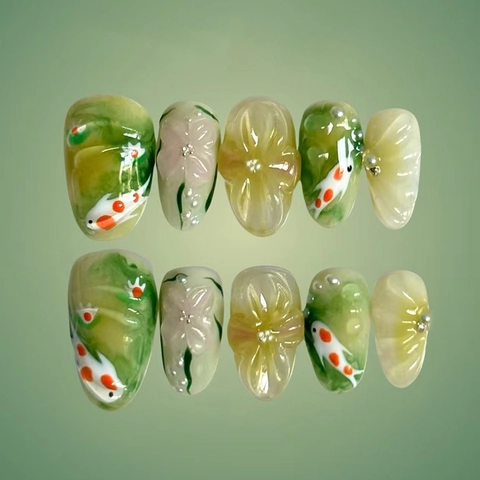 Press On Nails Chinesischer Stil Lotus Teich Koi Fisch Design 3D Blumen Künstliche Perlen Dekor ABS Glänzende Maniküre Für Frauen