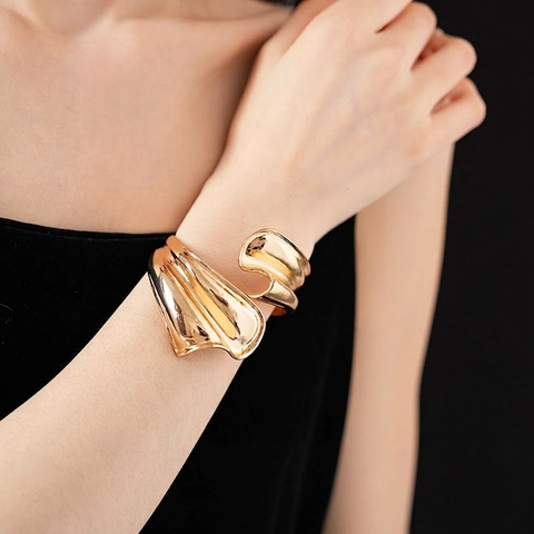 Irregulär Verdrehtes Metall Offenes Manschettenarmband Legierung Flüssiger Stil Geometrischer Statement Schmuck Für Frauen