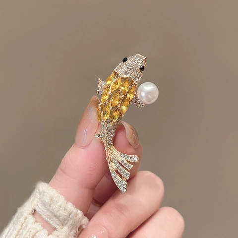 Lussuosa Spilla a Carpa Koi Dorata per Donna in Lega di Zinco con Perla Artificiale e Strass Accessorio Gioiello Animale