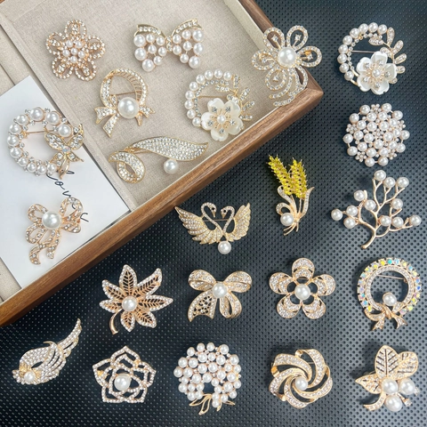 Eleganter Vintage Brosche Pin Legierung Künstliche Perle Strass Mehrere Stile Schmetterling Blume Kleidung Zubehör Damen