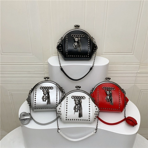 Mode PU Leder Shell Umhängetasche Für Damen Mit Nieten Strass Bär Anhänger Quaste Kussverschluss Kette Riemen Punk Stil