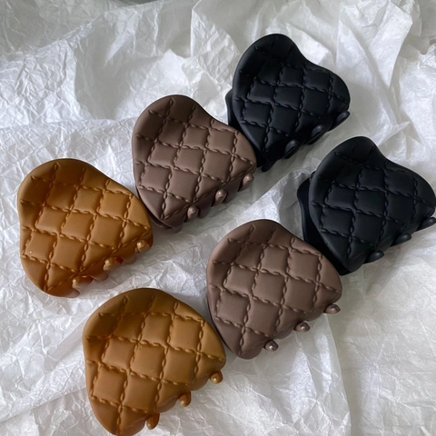 Quilted Pattern Hair Claw Clip Matte Plastic Small Ponytail Holder For Women Minimalist Style Elegant Accessories