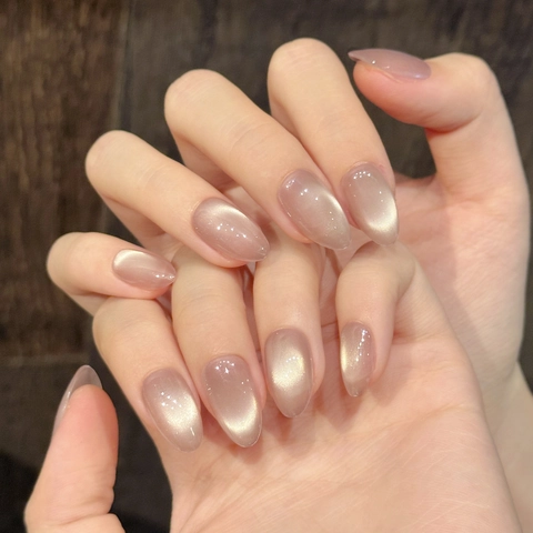 Press On Nagels Cat Eye Glanzend Amandelvorm Elegant Nude Roze Glinsterend Kunstnagels Voor Vrouwen Dagelijks