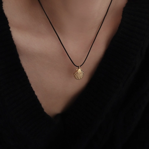 Titanium Steel Gold Shell Pendant Necklace For Women Ocean Style Black Rope Adjustable Clavicle Chain Choker Vacation Jewelry