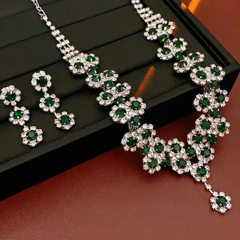 Set Di Gioielli Girasole Verde Smeraldo Strass Rame Collana E Orecchini Per Donna Elegante Design Floreale Di Lusso