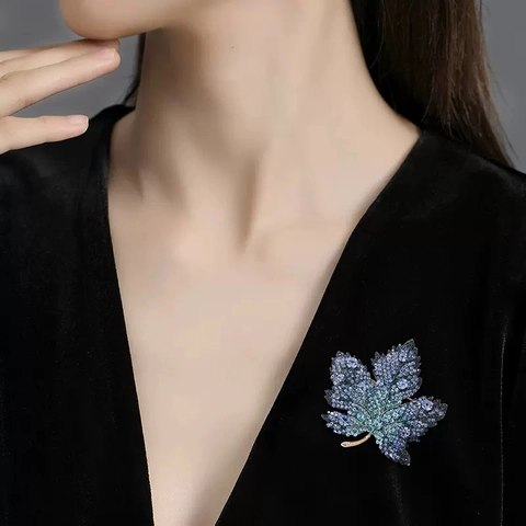 Spilla a Foglia di Acero di Lusso Squisita con Strass Intarsiati Spilla di Cristallo per Donna Accessori per Cappotto in Stile Occidentale Gioielli
