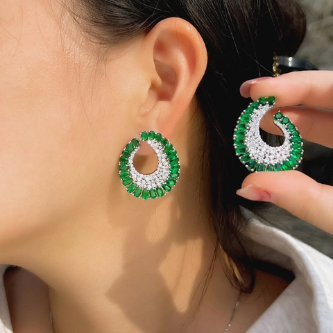 Orecchini A Cerchio A C Con Zirconi Verde Smeraldo Micro Intarsiati Con Perno In Argento Gioielli In Rame Di Lusso