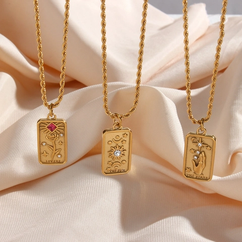 Collana con Pendente Carta dei Tarocchi in Acciaio Inossidabile Vintage per Donna Placcata Oro Amanti Sole Stelle Rilievo Strass