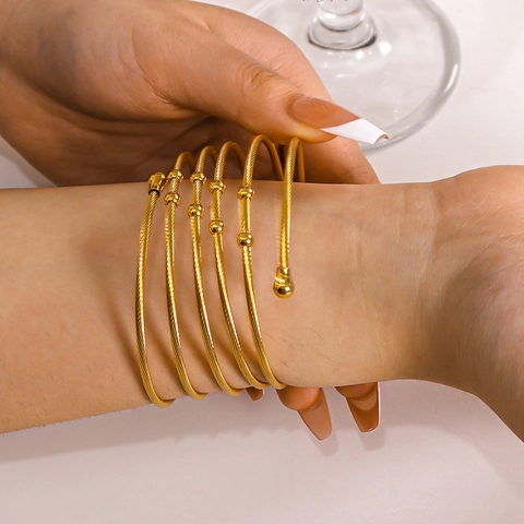Mehrlagiger Gedrehter Kabeldraht Armreif Edelstahl 18K Vergoldetes Spiralarmband Mit Goldenen Perlen Für Damen