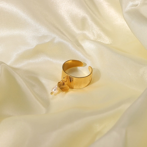 Anello Aperto a Fascia Larga in Acciaio Inossidabile Placcato Oro 18K Con Ciondoli a Cuore e Perla Naturale per Gioielli Donna