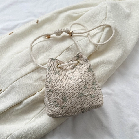 Gewebte Stroh Eimertasche Mit Blumenstickerei Kordelzug Sommerurlaub Pastoraler Stil Umhängetasche Für Frauen