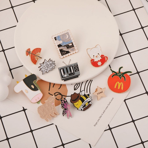 Cartoon Enamel Pin Badge Cute Animal Bee Cow Cat TV Stamp Alloy Brooch For Backpack Clothing Jacket Hat Decoration Accessories