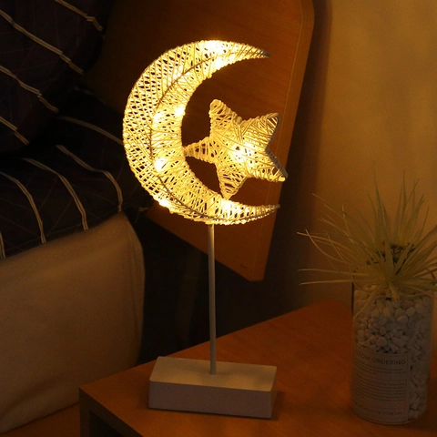 Lampada Da Tavolo Decorativa In Rattan Intrecciato LED Luce Notturna Calda Forma Cuore Stella Luna Ornamento Scrivania A Batteria