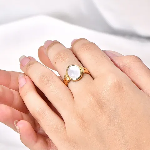 Ovalen Witte Kunstparelmoer Schelp Ring Titanium Staal 18K Verguld Romeinse Stijl Sieraden Voor Dames