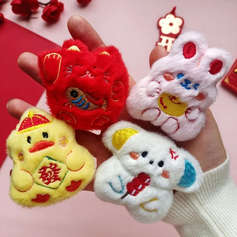 Plüsch Cartoon Tier Brosche Pin Chinesischer Stil Glückskatze Hase Ente Bestickte Festliche Dekoration DIY Zubehör