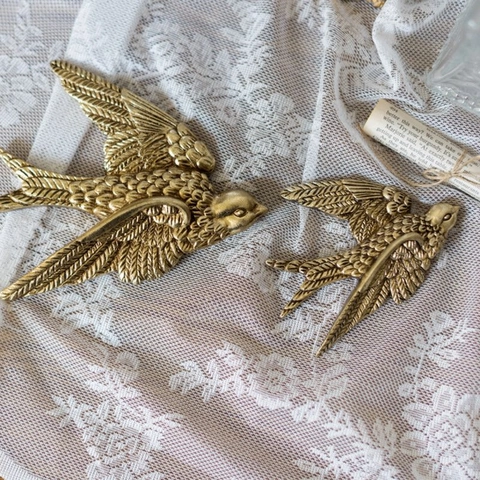 Vintage Gold Flying Swallow Wall Decor Resin Bird Sculptures Retro Style Home Living Room Bedroom Wall Art