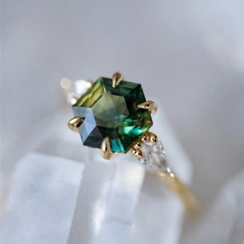 Elegant Women Gold Plated Copper Ring Hexagon Green Zircon Kite Side Stones Wedding Party Vintage Fashion Jewelry