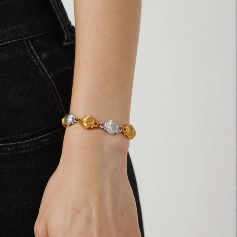 Shell Shape Stainless Steel Bracelet For Women 18K Gold Plated Retro Textured High End Fashion Marine Style Jewelry Gift