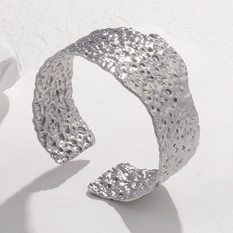 Bracciale Rigido Largo Acciaio Inossidabile Texture Martellata Irregolare Aperto Regolabile Gioielli Moderni Minimalisti