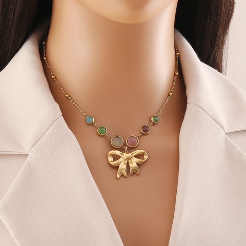 Collier Pendentif Ange et Nœud en Acier Inoxydable Vintage Plaque Or Pierres Artificielles Colorées Bijoux Pour Femmes