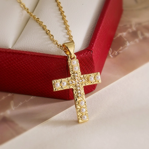 Collier Pendentif Croix Cuivre Plaqué Or 18K Zircone Imitation Künstliche Perle Bijoux Style Rétro Élégants Pour Femmes