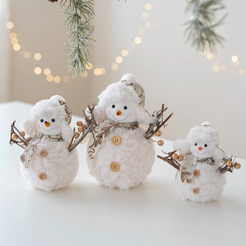 Ornamento Di Pupazzo Di Neve In Peluche Di Natale Cappello A Maglia Sciarpa Bottoni In Legno Bacche Dorate Tavolo