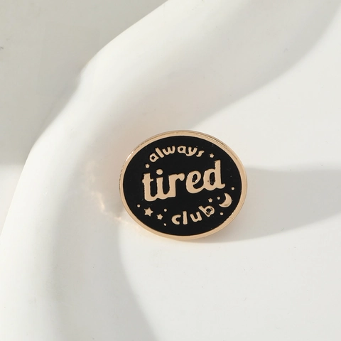 Pin De Esmalte Always Tired Club Divertida Letra Broche De Aleación Insignia De Metal Para Mochila Ropa Joyería