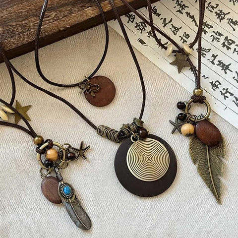 Retro Böhmische Ethnische Mehrlagige Lange Anhänger Halskette Mit Lederseil Legierung Stern Feder Charms Und Holzperlen Damen