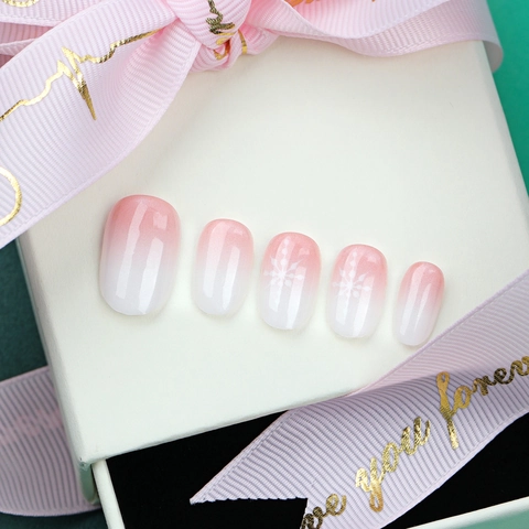 Faux Ongles De Noël En Plastique Dégradé Rose Blanc Style Français Court Rond Motifs Flocons Hiver Pour Femmes