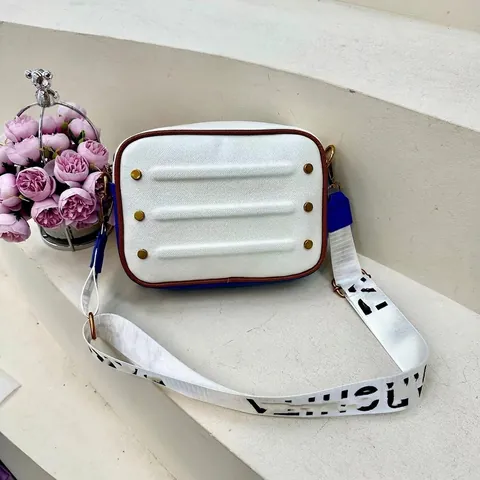 Dames Crossbody Camera Tas Vintage PU Leder Horizontale Ribbels Klinknagels Brede Letter Riem Kleine Vierkante Handtas Mode