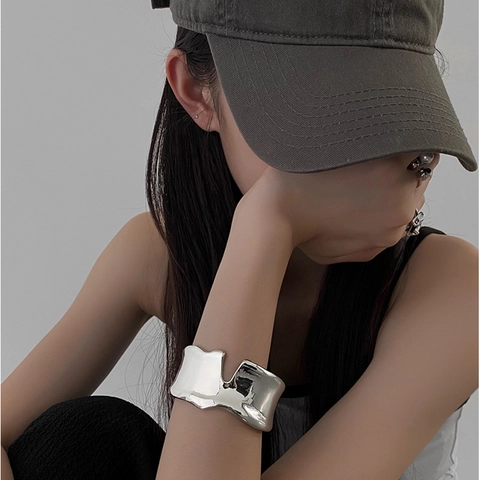 Unregelmäßiger Flüssigmetall Offener Armreif Legierung Spiegelpolitur Minimalistisches Manschetten Armband Damen