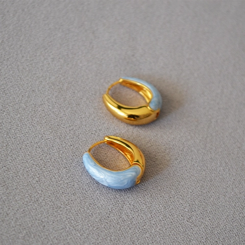 Boucles d'Oreilles Créoles Minimalistes Laiton Plaqué Or Émail Bleu Brume Motif Marbre Géométrique Bijoux Mode Femme