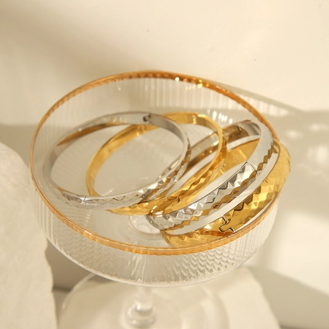 Bracciale Rigido In Acciaio Inossidabile Placcato Oro 18K Texture Rombo Martellata Impermeabile Gioielli Minimalisti Donna