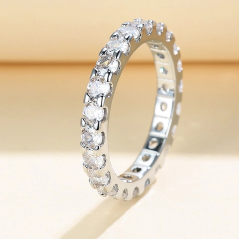 Élégante Bague Éternité en Cuivre Cercle Complet Incrusté de Zirconia Scintillante Alliance Minimaliste pour Femmes Bijoux