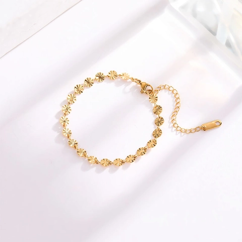 Minimalist Gold Plated Stainless Steel Embossed Round Plate Bracelet For Women Elegant Sunburst Texture Adjustable Chain Jewelry
