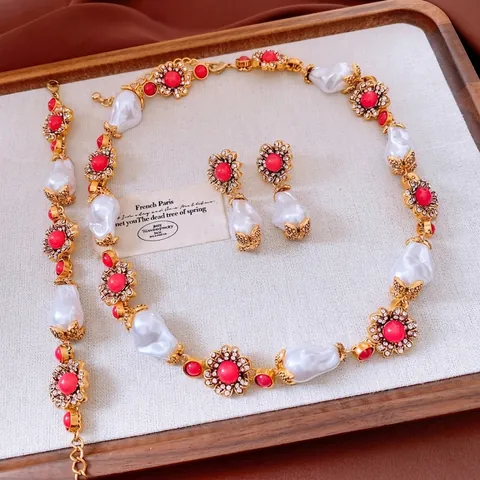 Gioielli Vintage Perla Artificial Barocca Fiore Collana Bracciale Orecchini Pietra Rossa Lega D'oro Strass Per Donne