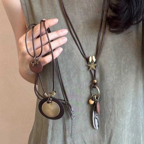 Retro Böhmische Ethnische Mehrlagige Lange Anhänger Halskette Mit Lederseil Legierung Stern Feder Charms Und Holzperlen Damen