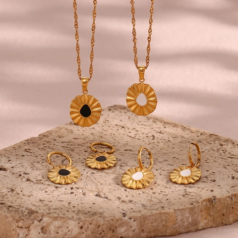 Ensemble de Bijoux Collier et Boucles d'Oreilles Pendentif Tournesol en Acier Inox Émail Or Chaîne à Vagues Mode Femme