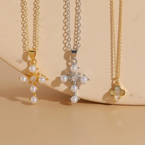 Collana con Pendente a Croce e Quadrifoglio in Rame Zirconia e Perla Artificiale Stile Ins Gioielli in Catena Oro Argento per Donna