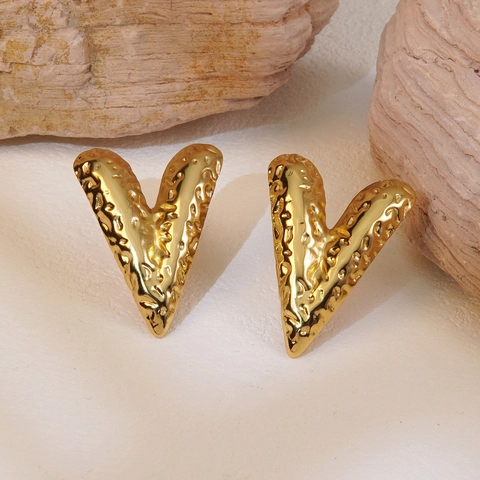 Hammered Texture V Shape Stud Earrings 18K Gold Plated Stainless Steel Minimalist Heart Design Jewelry For Women