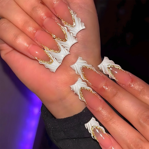 Uñas Postizas Largas Estilo Francés Tridimensionales Escultura Blanca Onda Brillo Dorado Forma Ataúd Elegantes