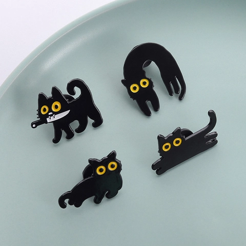 Divertente Spilla in Smalto Gatto Nero Lega Animale Cartone Animato Pugnale Coltello Spille Gatto Dark Punk Gioielli Per Zaino Vestiti Decorazione Regalo Unisex