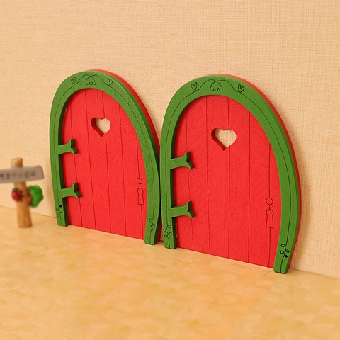 Porta Miniatura In Legno Accessori Per Casa Delle Bambole Decorazione Di Natale Cuore Intagliato Rosso Verde Ornamento Da Giardino Fatato DIY