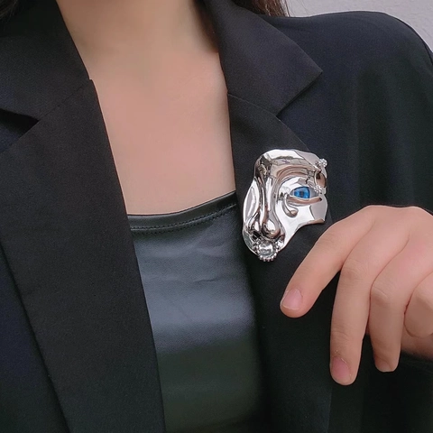 Abstract Metal Face Brooch For Women Artistic Surrealism Mask Pin With Blue Eye Rhinestone Gold Silver Plated Personality Jewelry